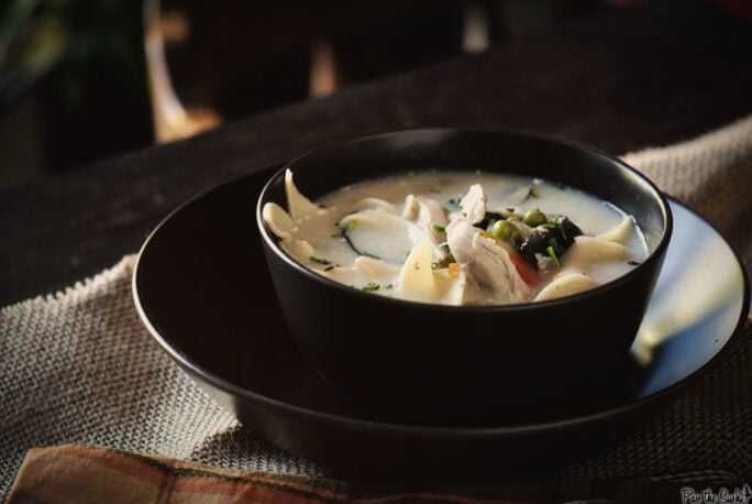 This black bowl perfectly offsets the creamy white tones of chicken and broth in this soup. Loaded with chicken, noddles and veggies, you'll need to grab a spoon.