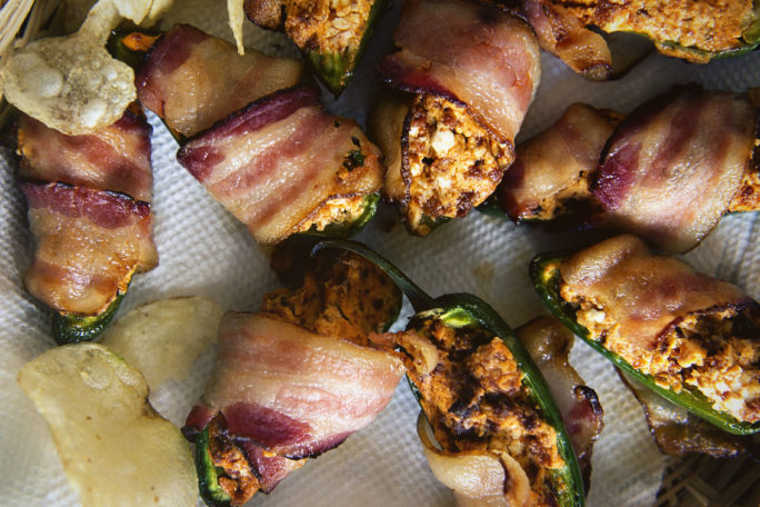  Bacon insvept Chorizo fyllda Jalapeno Poppers / Kita Roberts GirlCarnivore.com