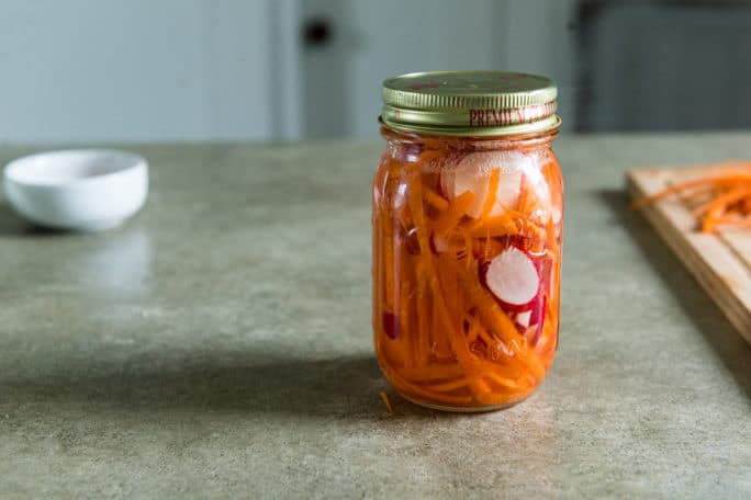 This recipe for pickling veggies is so easy!