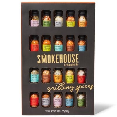 Box of 20 assorted Smokehouse grilling spices in small jars, the perfect grilling gift, arranged in four rows with flavors like Cajun and Chipotle. Each jar is thoughtfully labeled. Total net weight: 12.91 oz (365g).