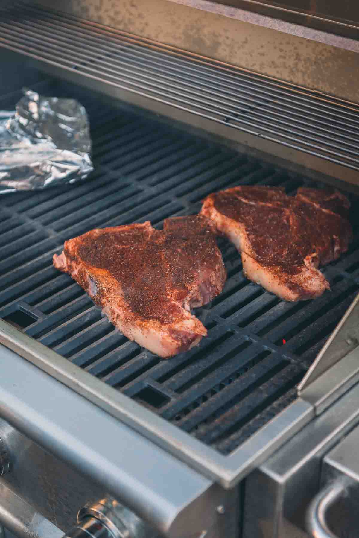 Grilling steaks hotsell on gas grill