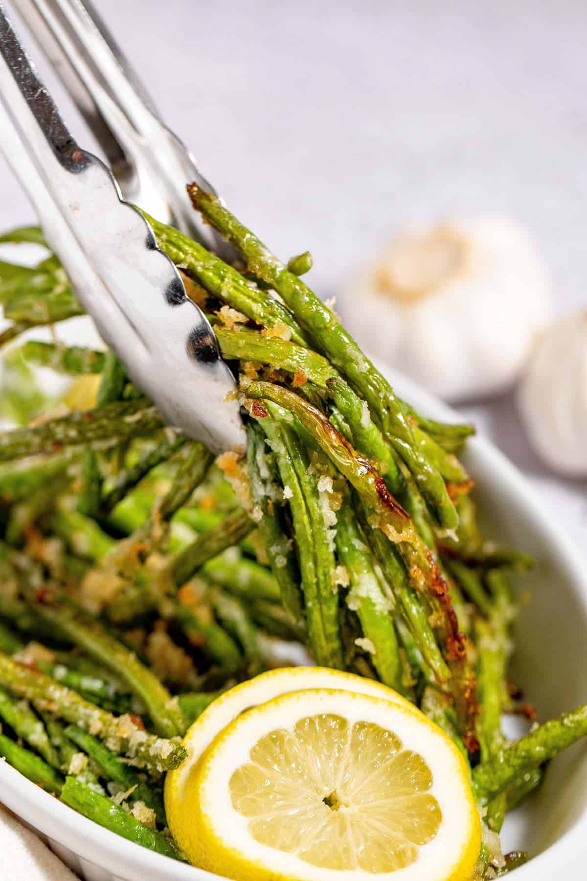 Green beans with lemon and garlic in a white bowl.