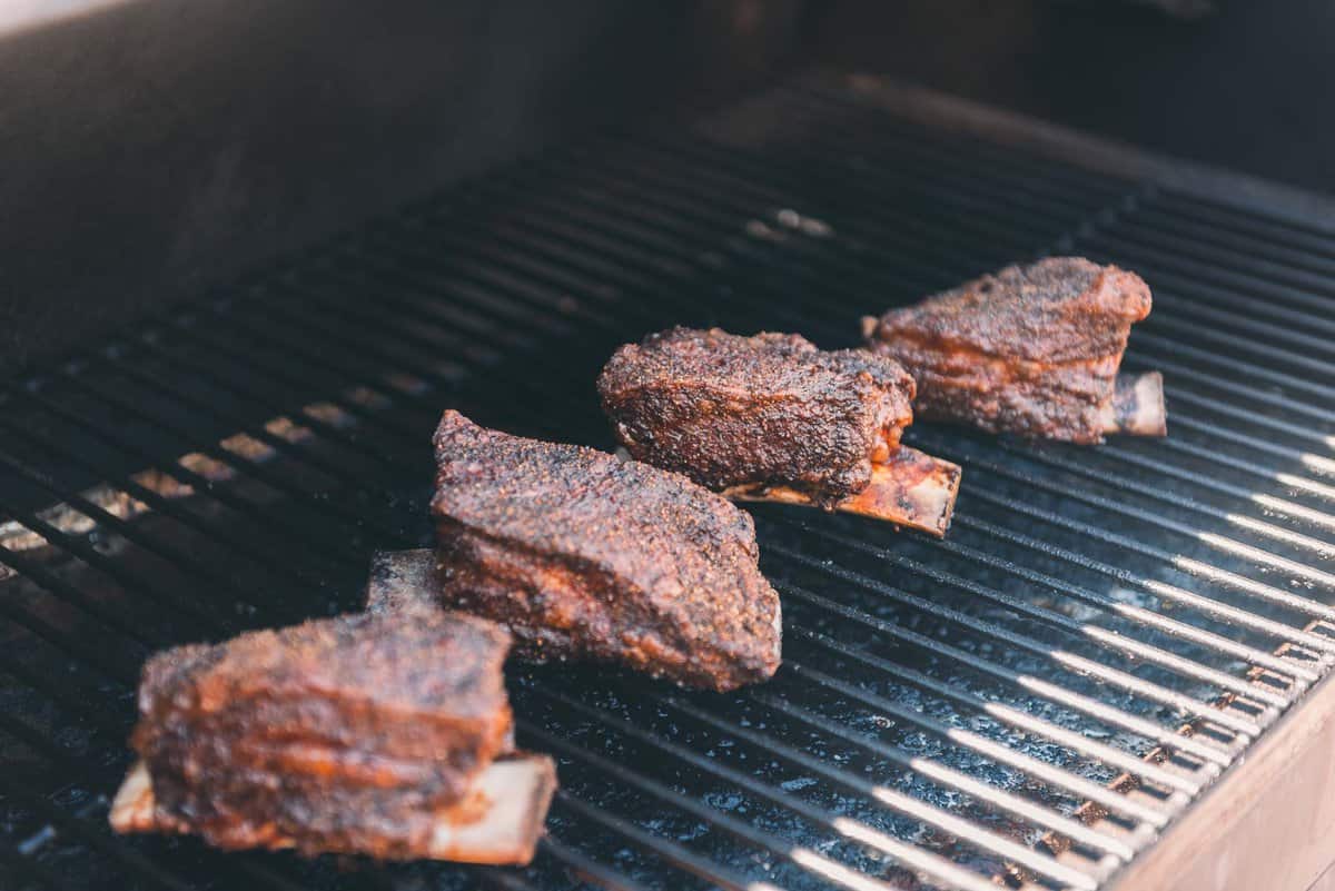 Bbq beef short ribs on a grill.