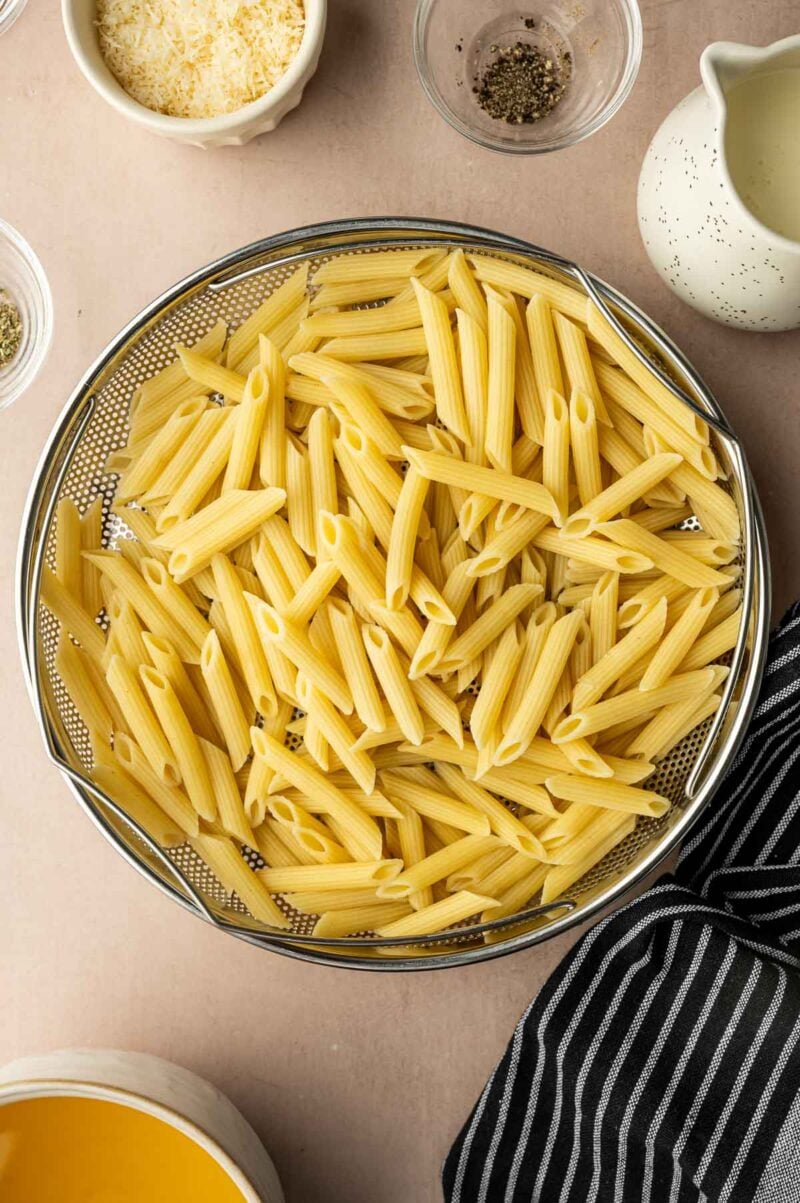 A bowl of cooked pasta.