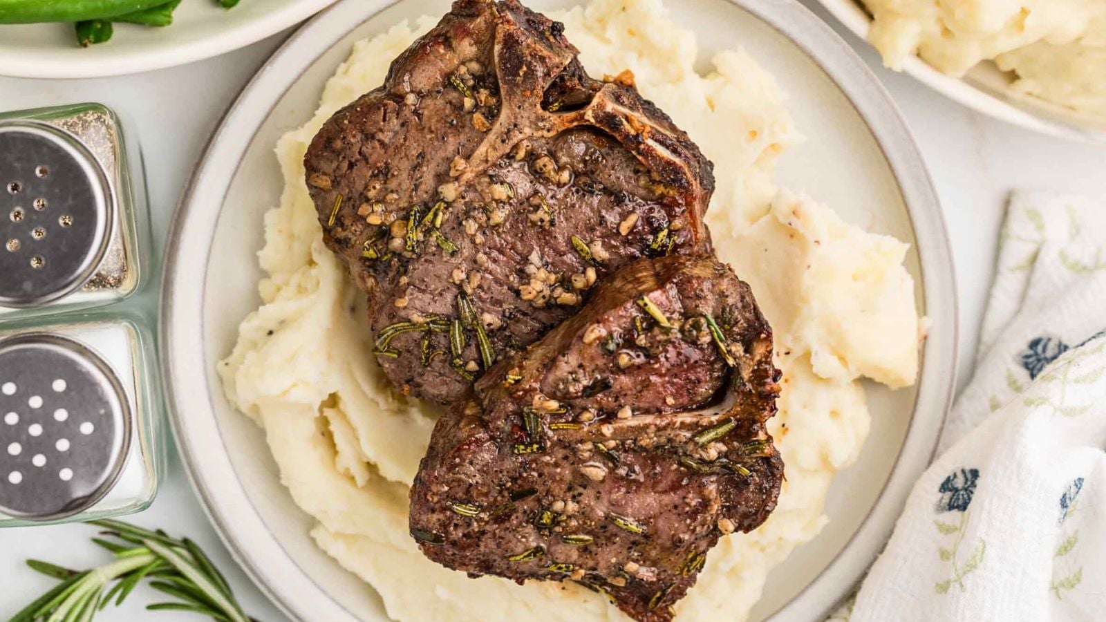 Lamb chops seasoned with garlic and rosemary, cooked in the air fryer in about 15 minutes until juicy inside.