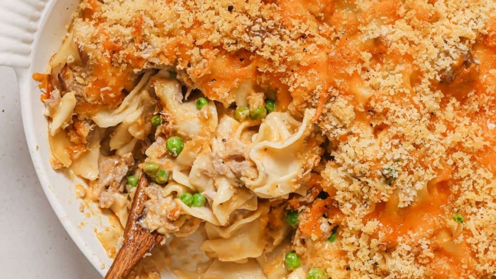 A casserole dish filled with pasta and peas.